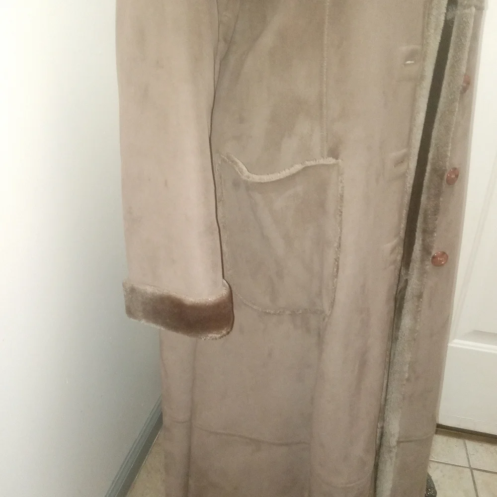 Woman's  Coat - Picture 4 of 5